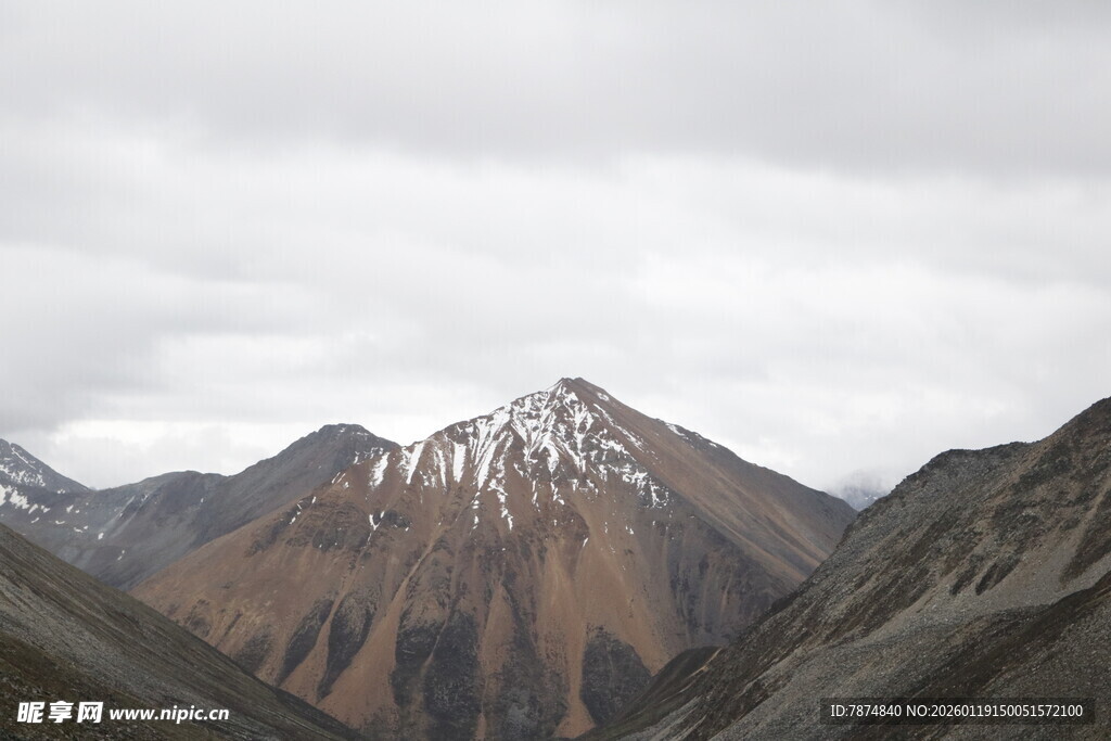 壮丽雪山山谷景观