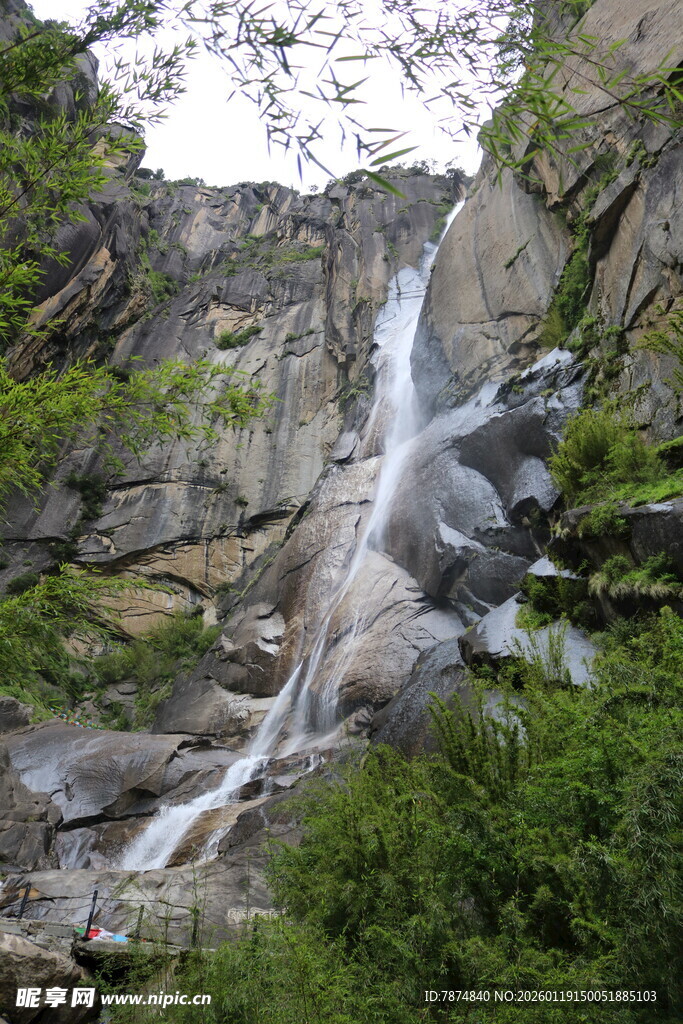 山间瀑布景观