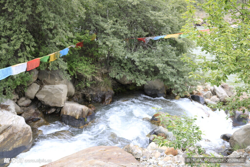 山间溪流与经幡景观