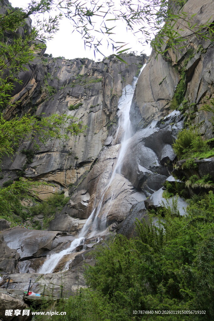 山间瀑布景观