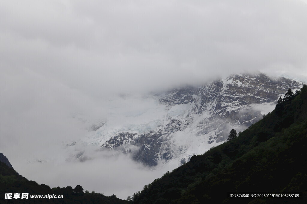 云雾缭绕的巍峨雪山