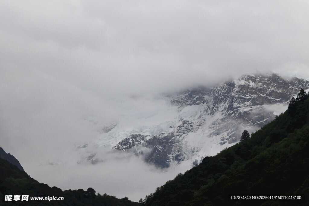 云雾缭绕的雪山景色