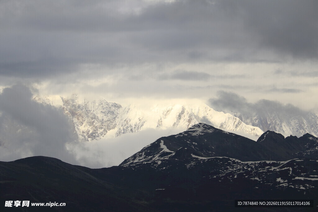 壮丽雪山云海景观