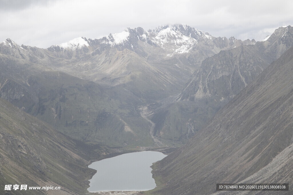 高山湖泊壮丽自然景观