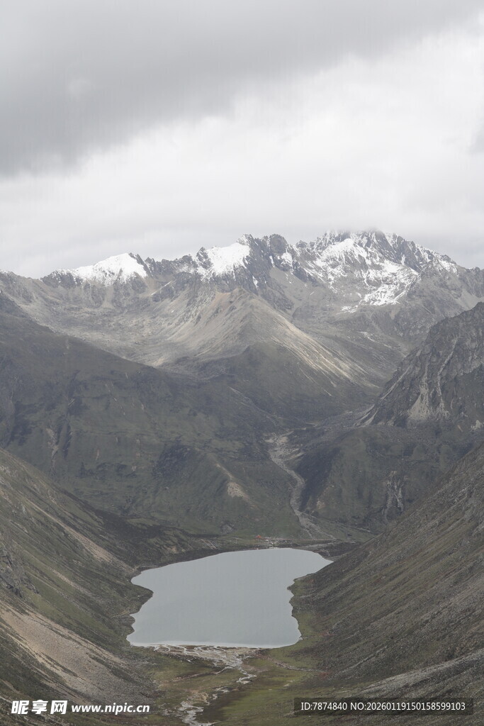 高山环绕中的静谧湖泊