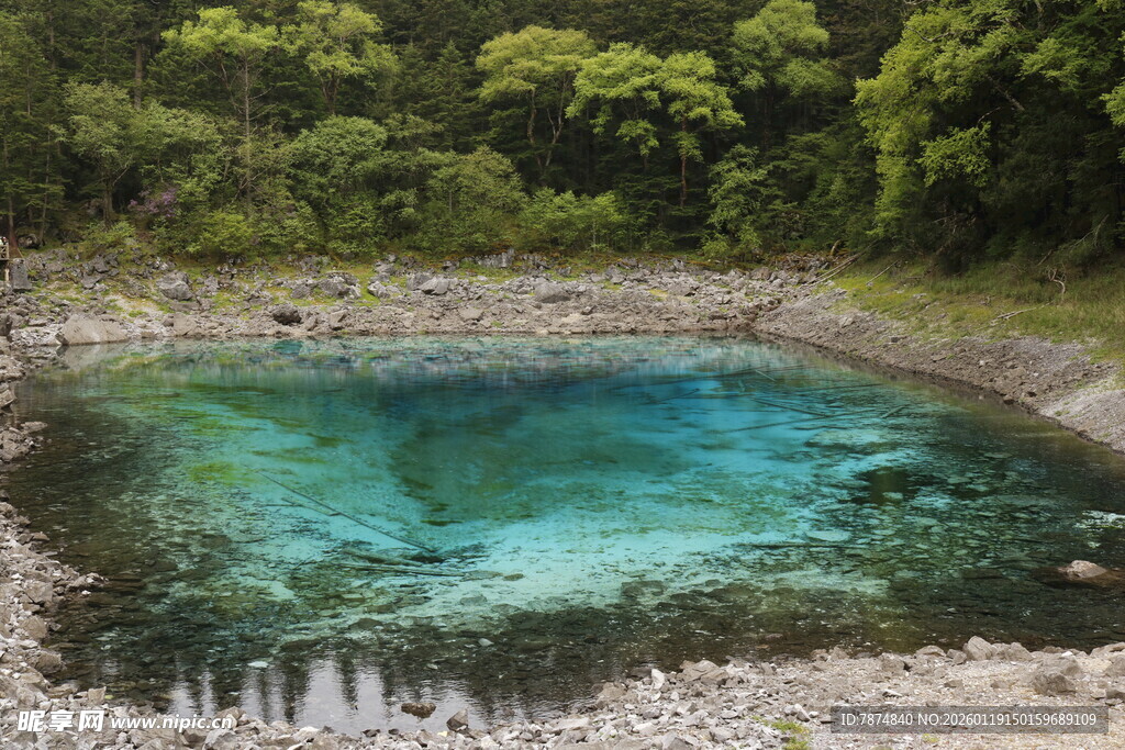 山间碧潭美景