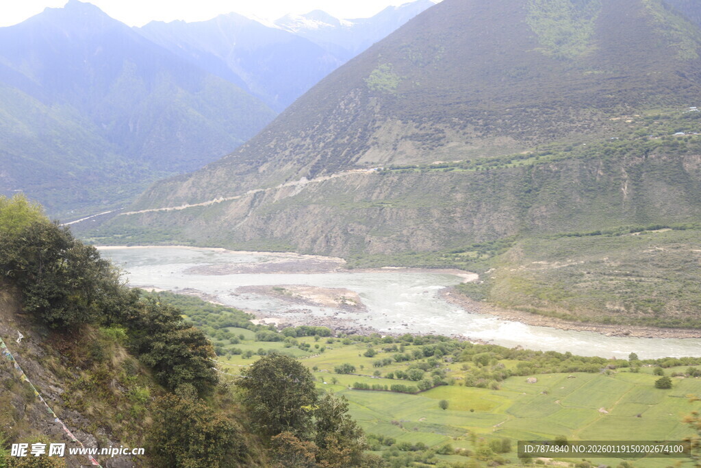 山间河谷美景