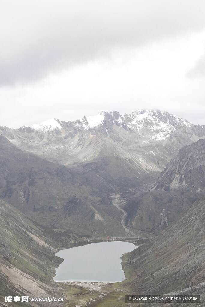 高山湖泊壮丽自然景观