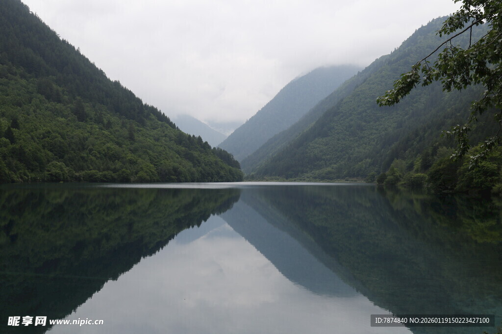 宁静山水湖景倒影如画