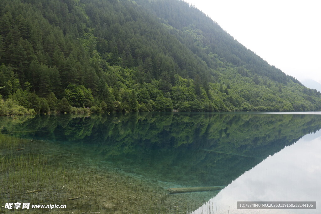 山间清澈湖水风景如画