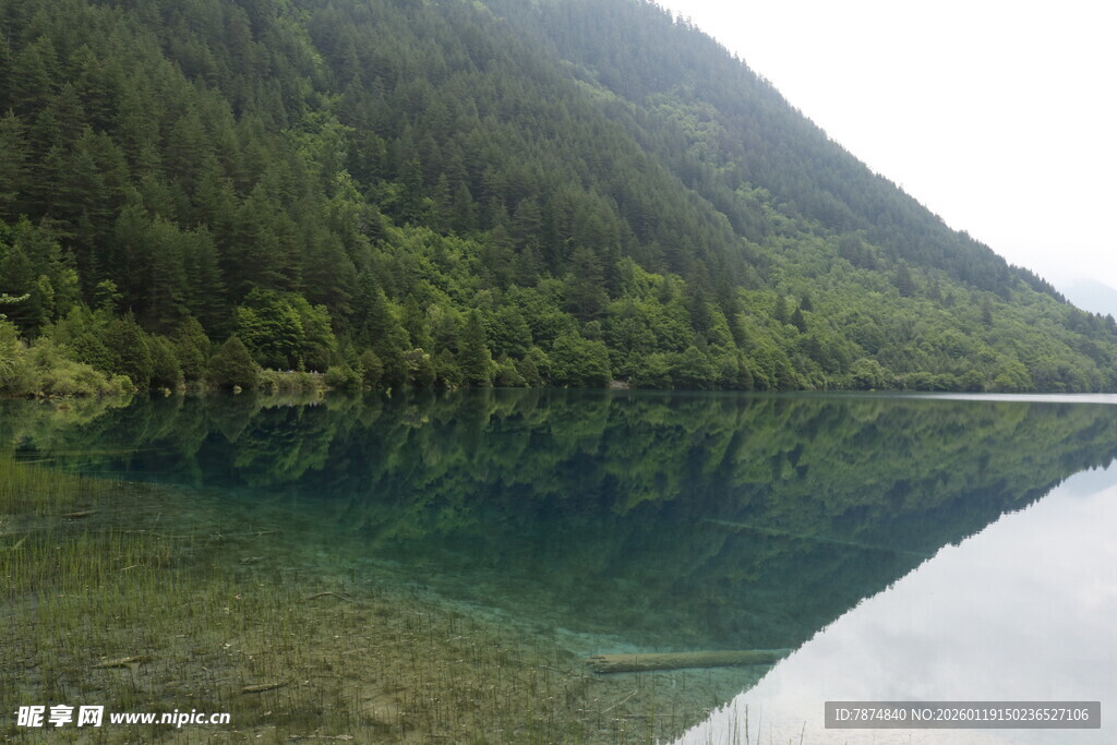 山间清澈湖泊美景