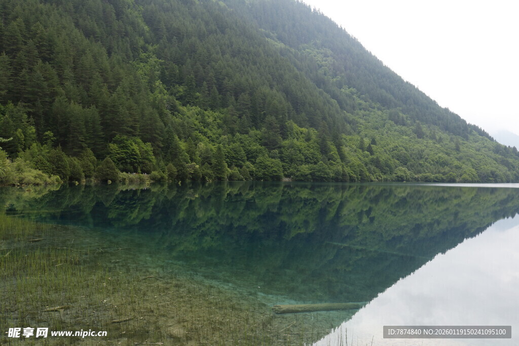 山间清澈湖水美景
