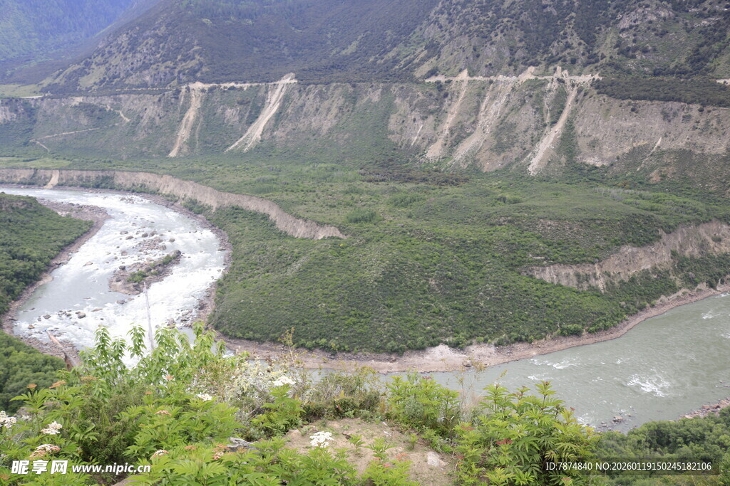 山间蜿蜒河流壮丽景观