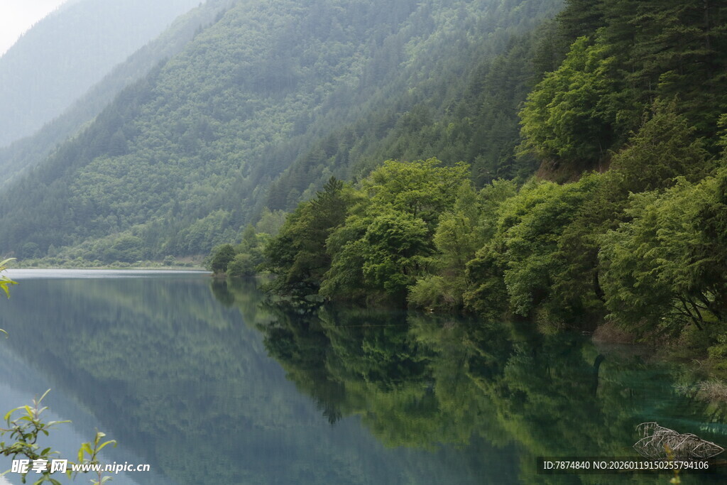 青山绿水间的静谧湖泊