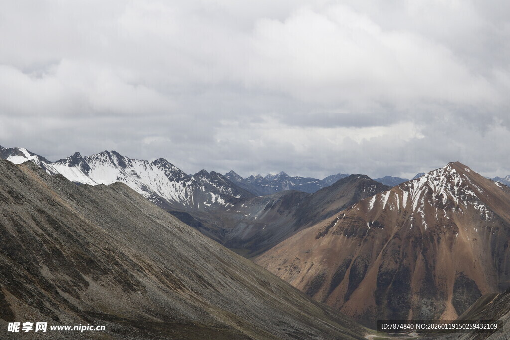 壮丽雪山山谷景观