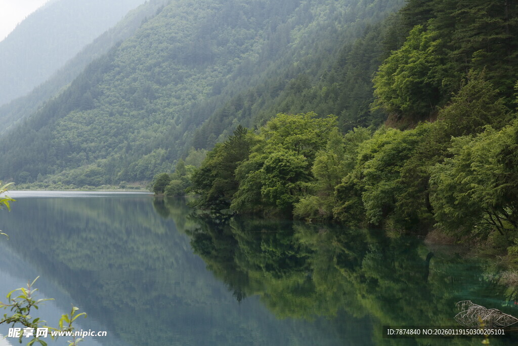 青山绿水间的静谧湖面
