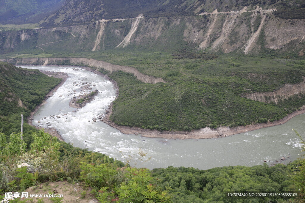 蜿蜒河流穿行于青山之间
