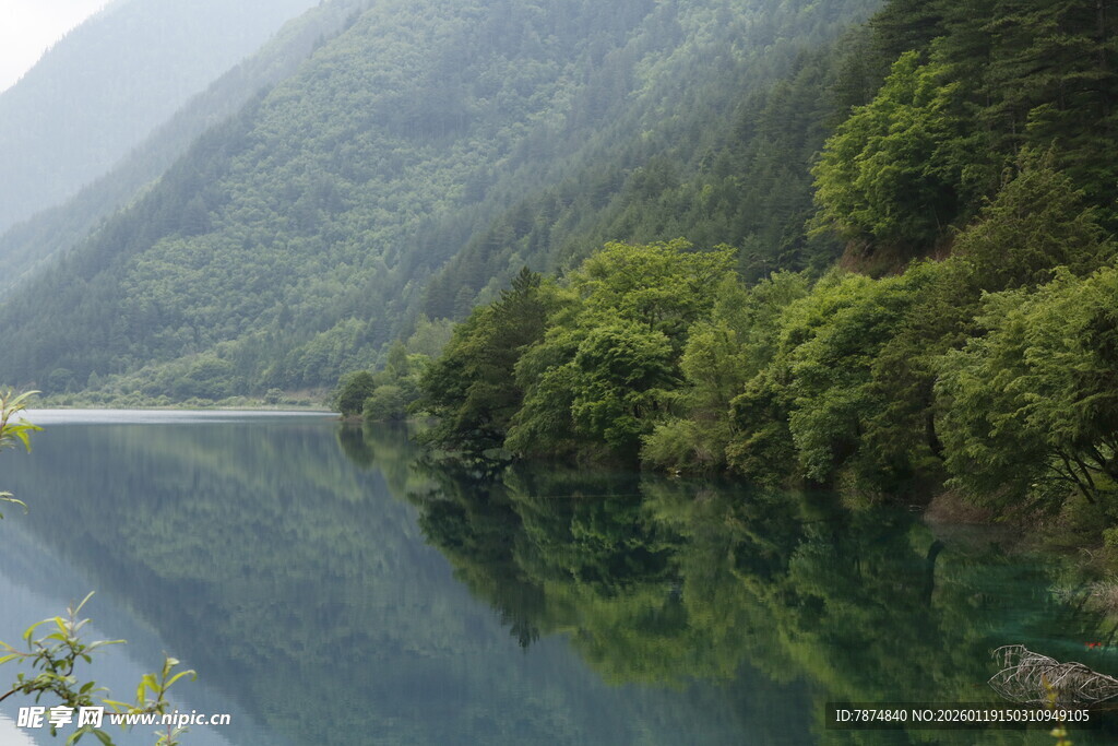 青山绿水间的静谧湖面