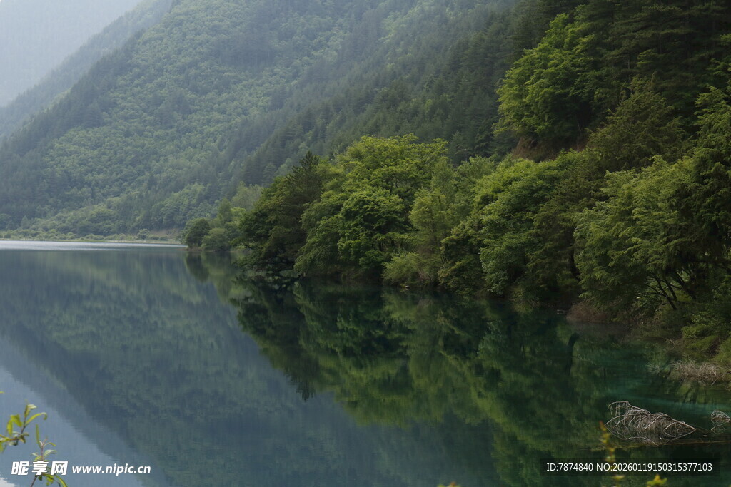 青山绿水间的静谧湖面