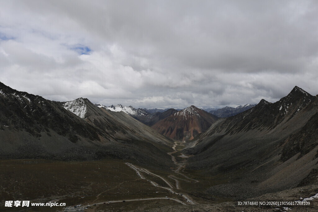 高山峡谷间的壮美风光