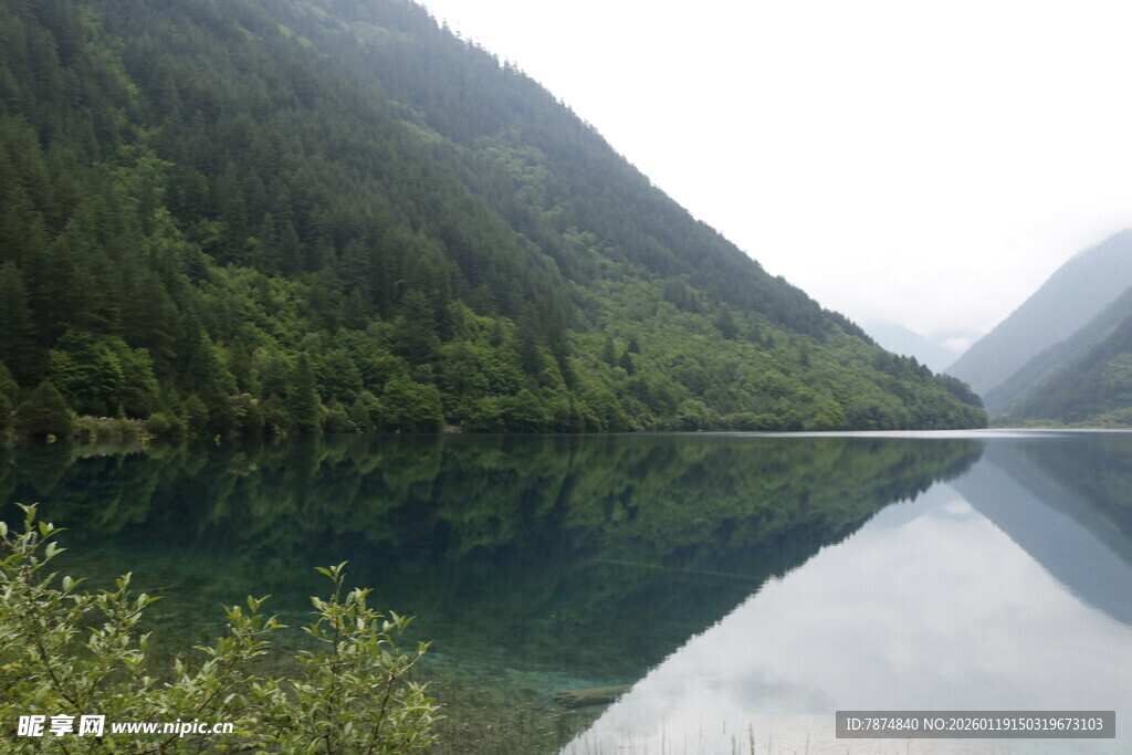 山间静湖 翠色环绕之景