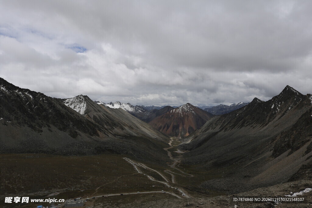 高山峡谷间的壮阔景致
