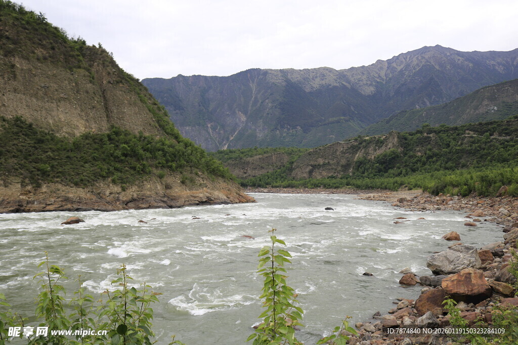湍急河流旁的壮丽山景