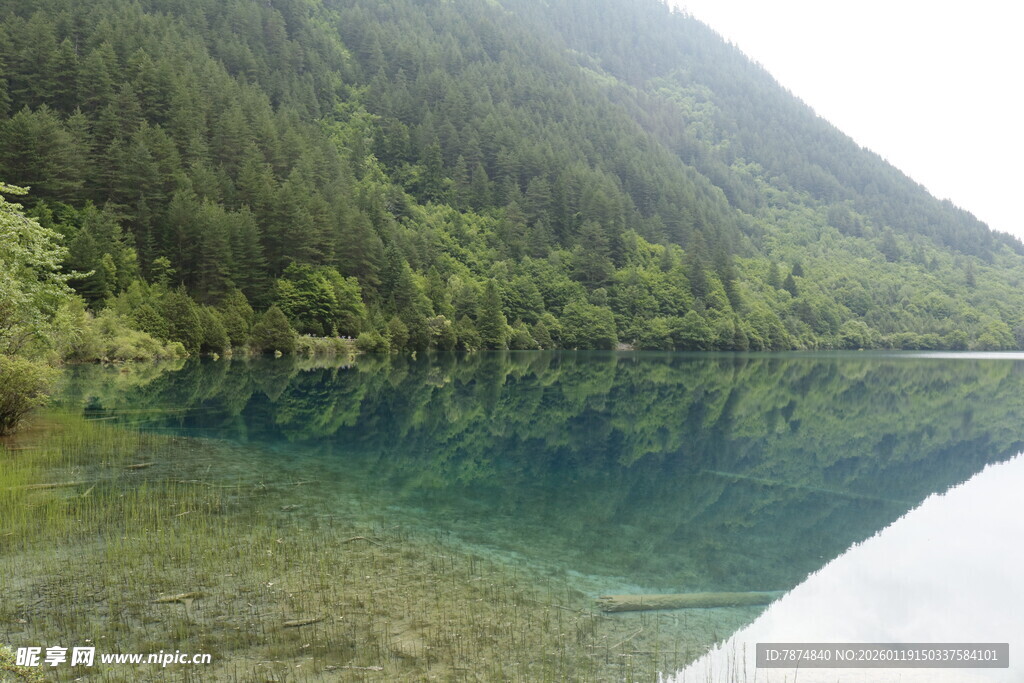 山间清澈湖水美景