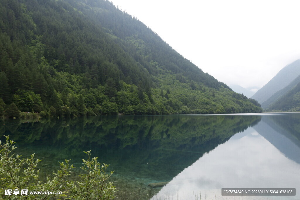 宁静山水湖景图
