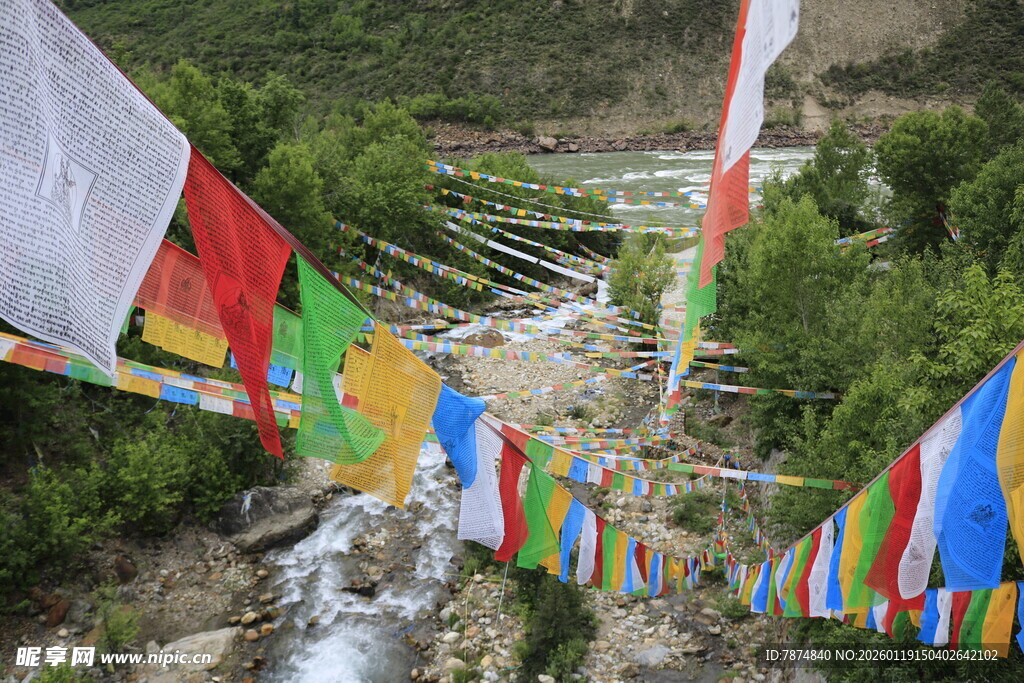 山间五彩经幡与潺潺溪流