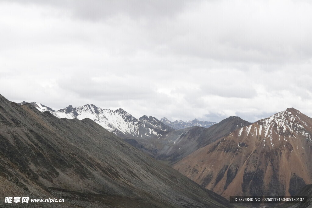 壮丽雪山山谷风景