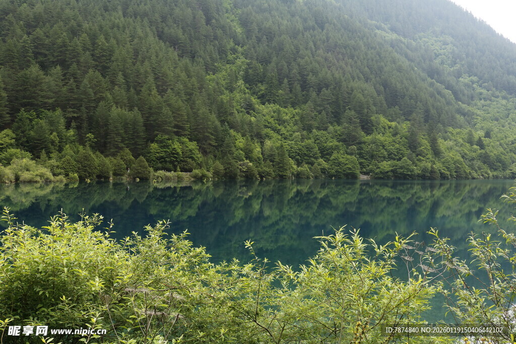 青山环抱的碧色湖水