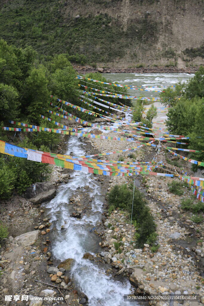 山间溪流与经幡场景