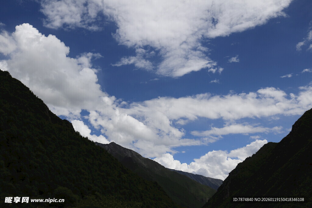 山间蓝天美景