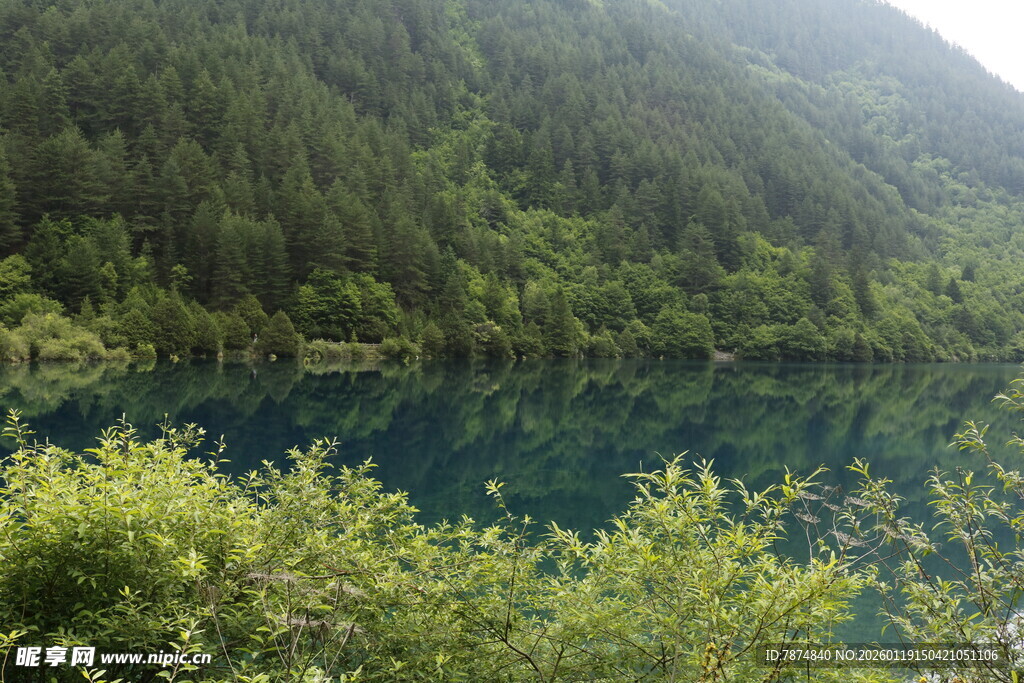 青山绿水间的静谧湖泊