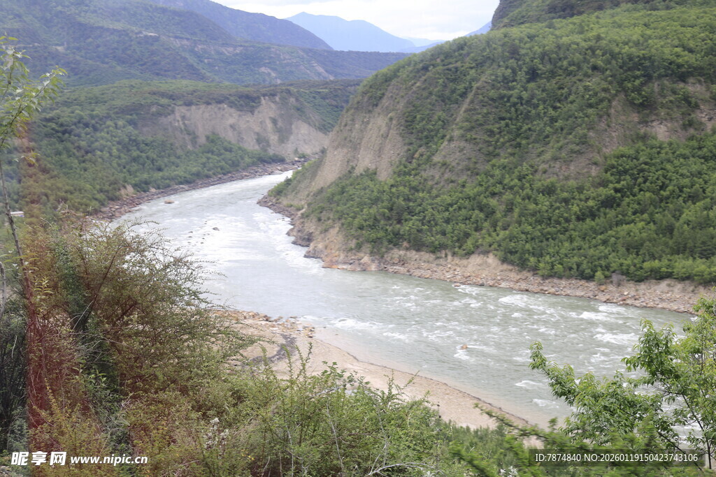 山间蜿蜒河流自然美景