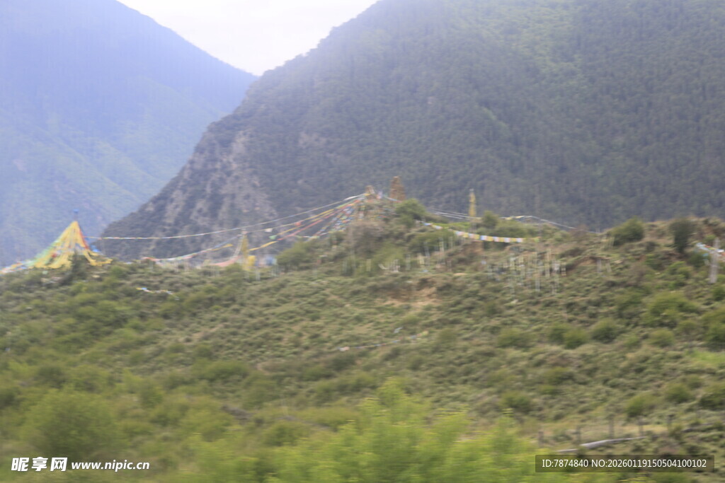 山间绿野中的建筑景观