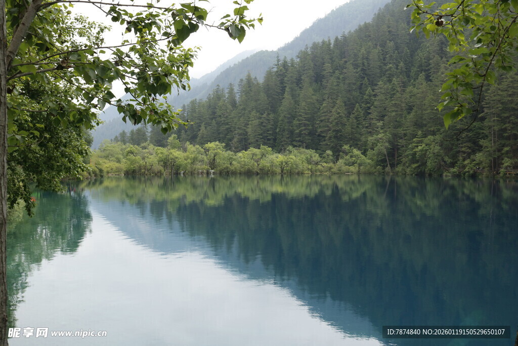静谧山林中的幽蓝湖水