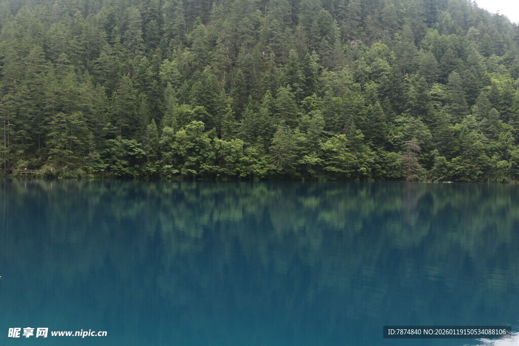 静谧蓝湖与葱郁山林