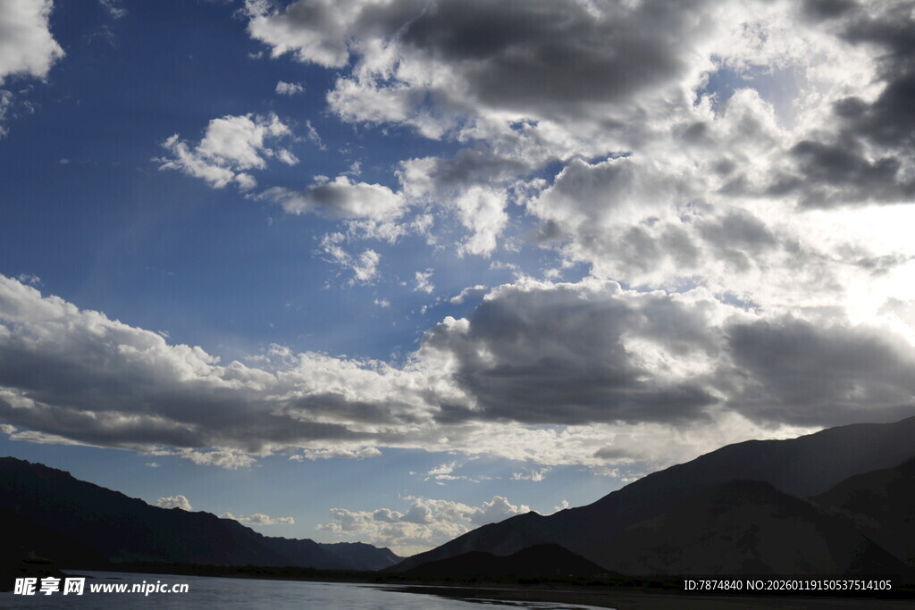 山间云海蓝天美景