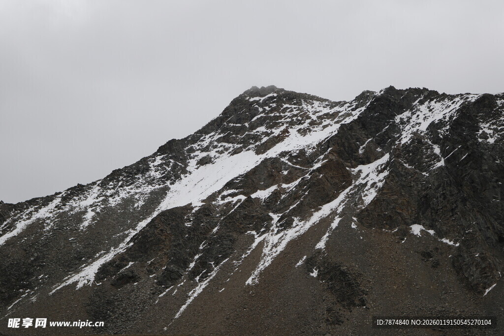 雪山峻岭景观