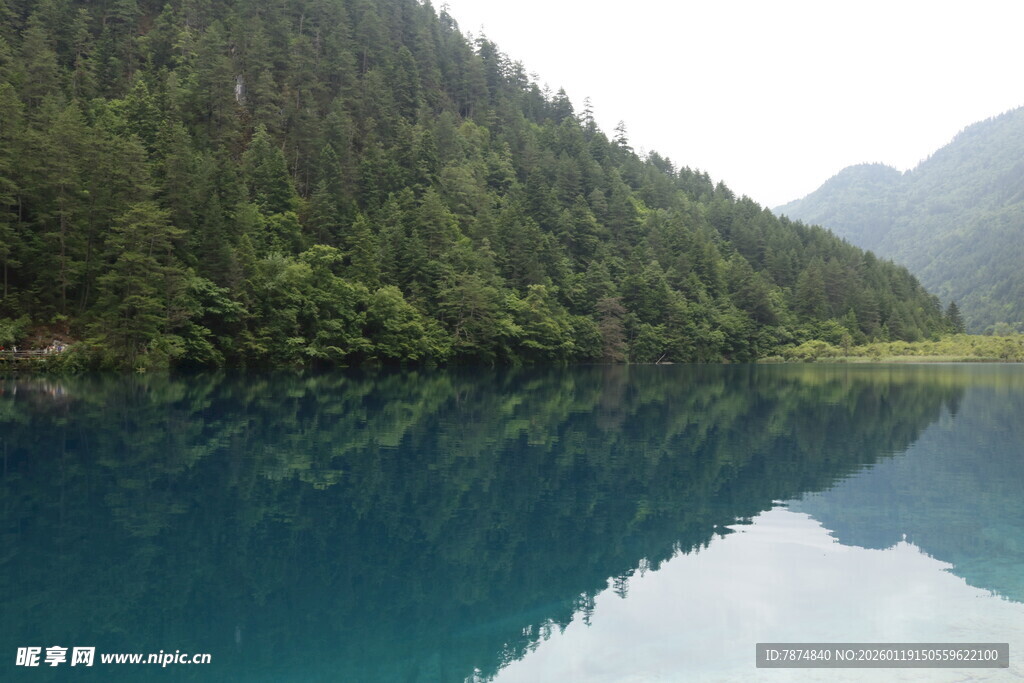 山间幽蓝湖水 静谧美景
