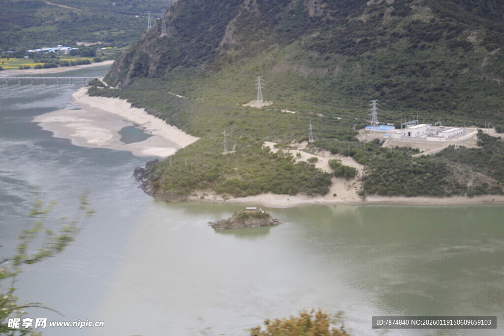 山水相依的江畔美景