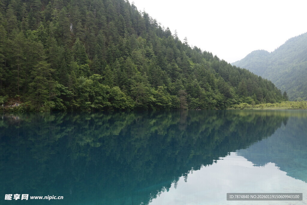 静谧蓝湖映山林美景