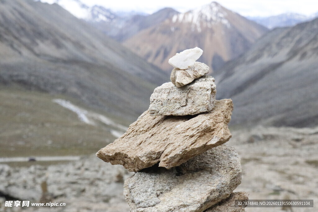 山间石堆 自然静谧之景