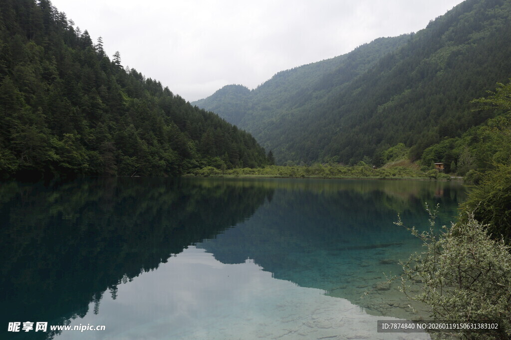 山间幽蓝湖泊美景