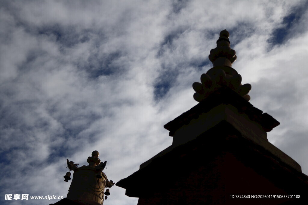藏式建筑顶与天空云景