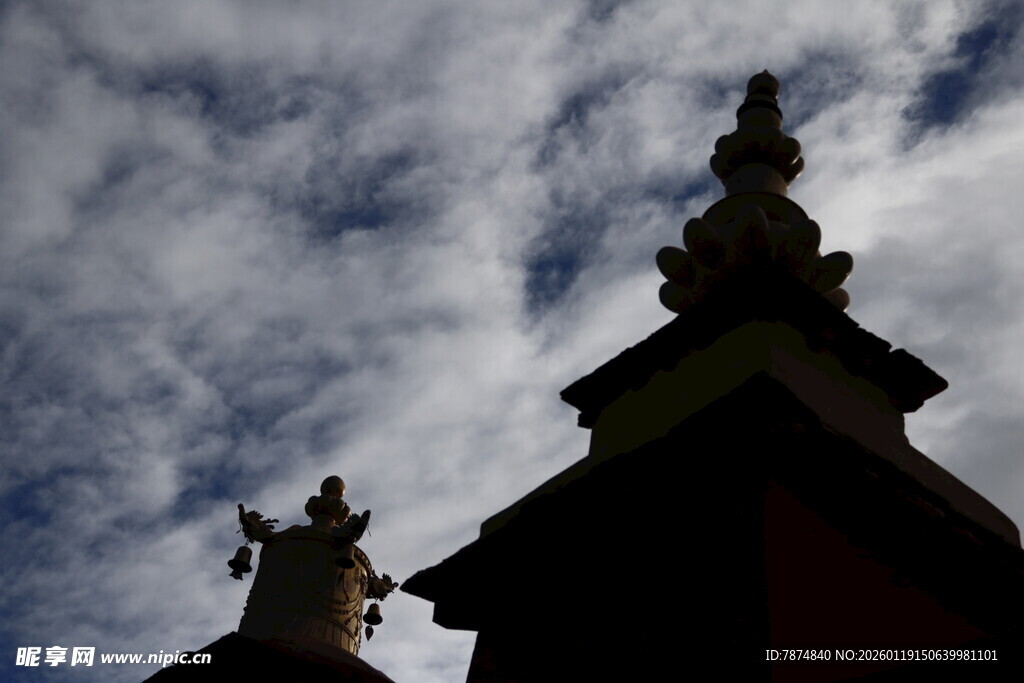 藏式建筑顶与天空云朵