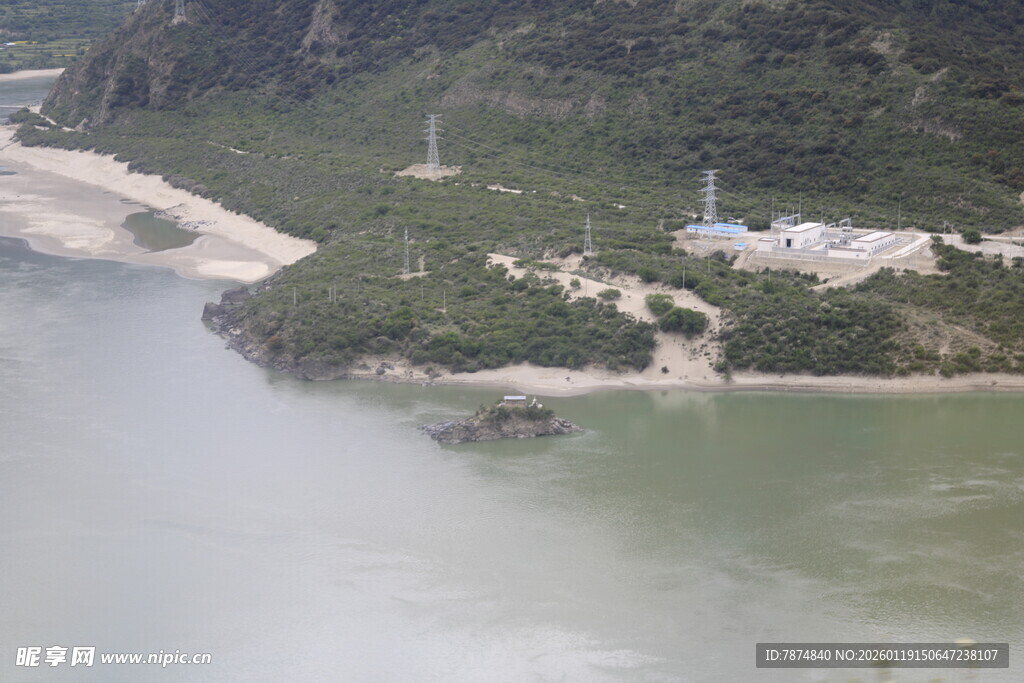 江边青山绿水景致