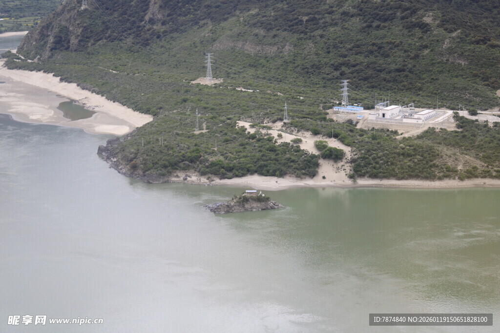 江边青山环绕的建筑景观